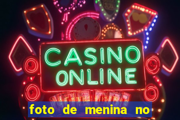 foto de menina no espelho cacheada